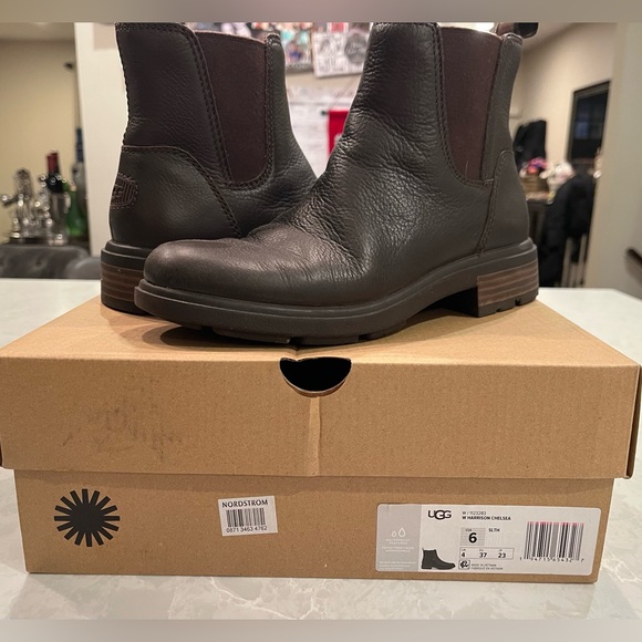 UGG Women's Harrison Chelsea Boot - Picture 9 of 11